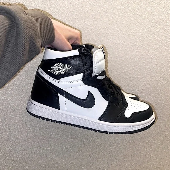 Nike Air Jordan 1 Retro High - Picture 2 of 6
